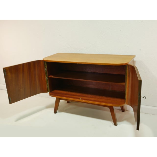 This stylish vintage sideboard from the 1960s impresses with its clean lines and the particularly beautiful grain of the...