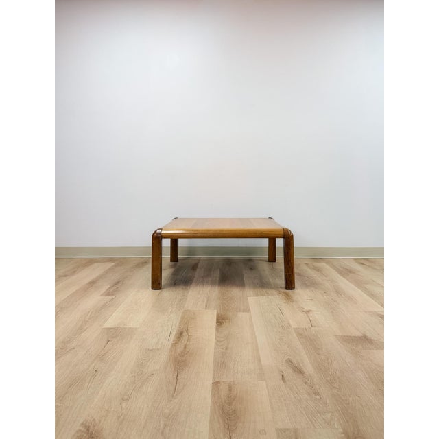 This vintage coffee table from Lane's Altavista collection is a hallmark example of quality mid-century casegood...