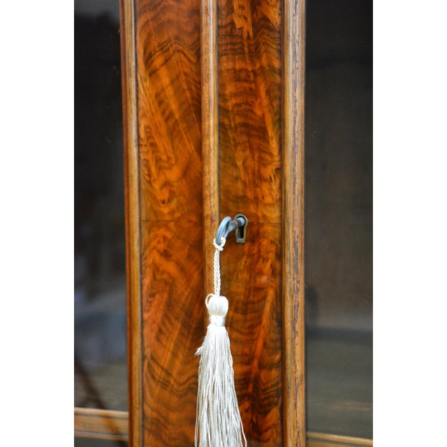 English Victorian Bookcase in Figured Walnut, 1870 For Sale - Image 13 of 18