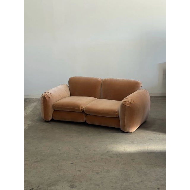 Postmodern Late 20th Century Post Modern Overstuffed Blush Loveseat For Sale - Image 3 of 12