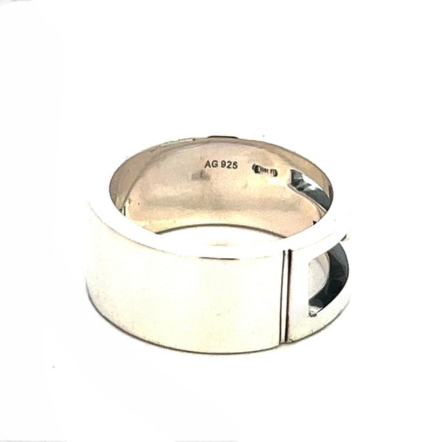 Authentic Gucci Estate Ring Size 5.5 Sterling Silver Height 8 mm G28 This elegant Authentic Gucci ring is made of sterling...
