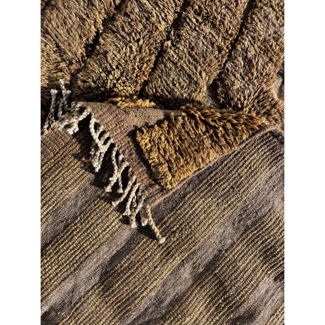 2020s Handwoven Moroccan Mrirt Wool Rug – Sculptural Geometric Design For Sale - Image 5 of 9