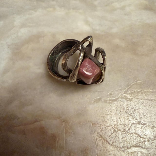 1980s Sculptural Ring With a Silver-Toned Metal Pink Stone Krahe For Sale - Image 5 of 9
