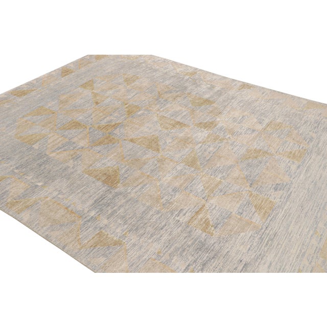 Hand-knotted in wool and silk, this 9x12 rug belongs to Rug & Kilim’s Scandinavian collection. On the design: Admirers of...