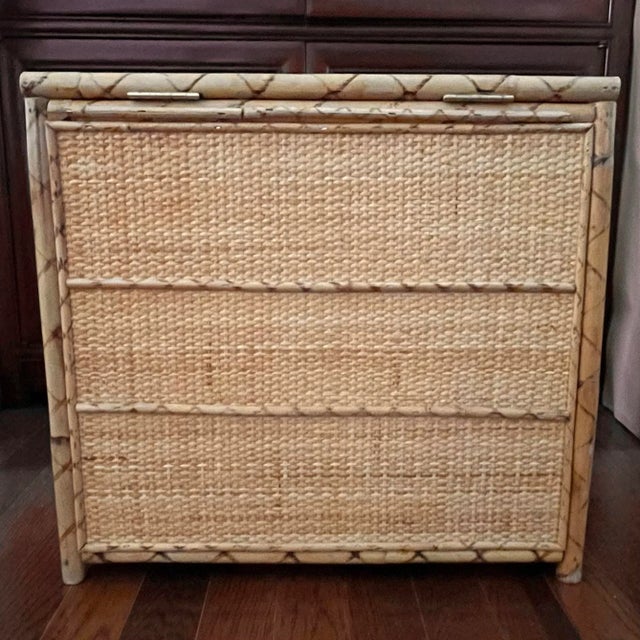 Vintage Chinoiserie Bamboo and Cane Wicker Lidded Small Side Table, Blanket Chest For Sale - Image 9 of 12