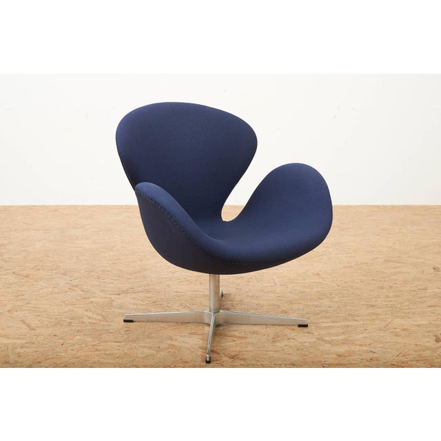 2000 - 2009 Swan Chair in Cast Aluminum Frame by Arne Jacobsen, 2001 For Sale - Image 5 of 15