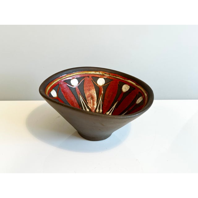 Signed vessel/small bowl by Heidi Kippenberg, designed in a free-form style with a striking combination of white and red...