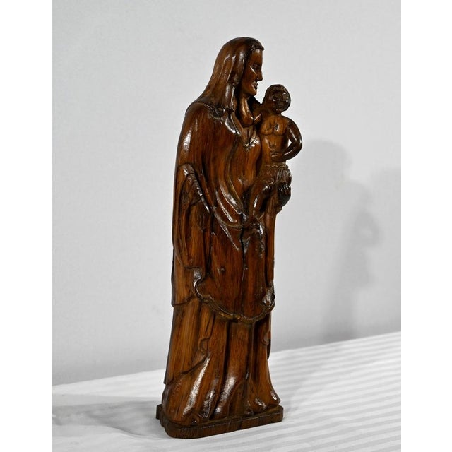 Sculpture in olive wood representing a virgin holding the baby Jesus. Its authenticity will delight lovers of religious...