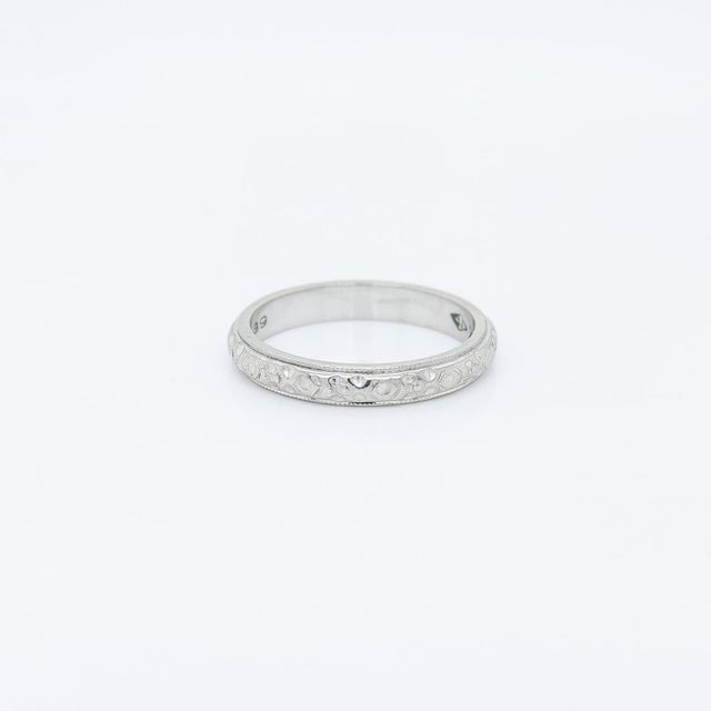 Late 19th Century 14k White Gold Forget-Me-Not Wedding Band Ring For Sale - Image 5 of 11