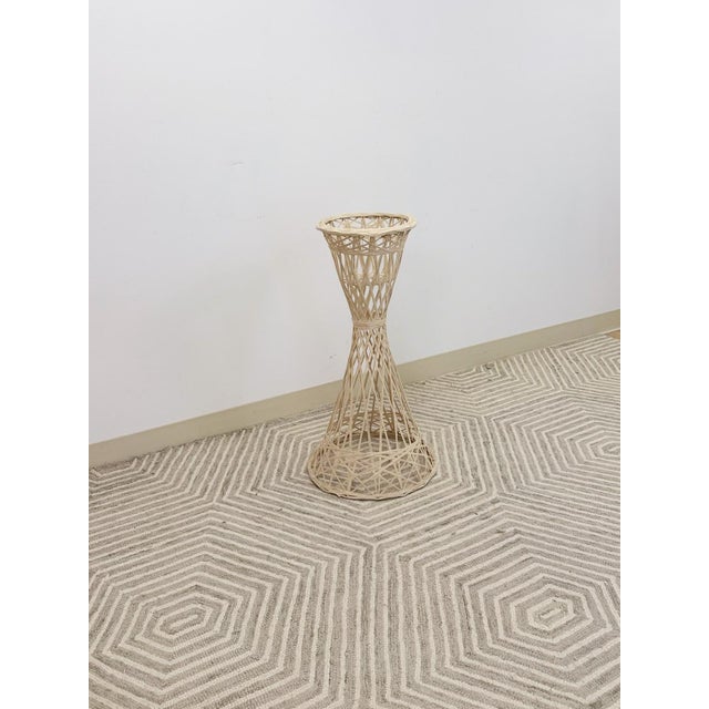 This rare vintage Russell Woodard spun fiberglass plant stand is a genuine collector's piece. Russell Woodard is one of...