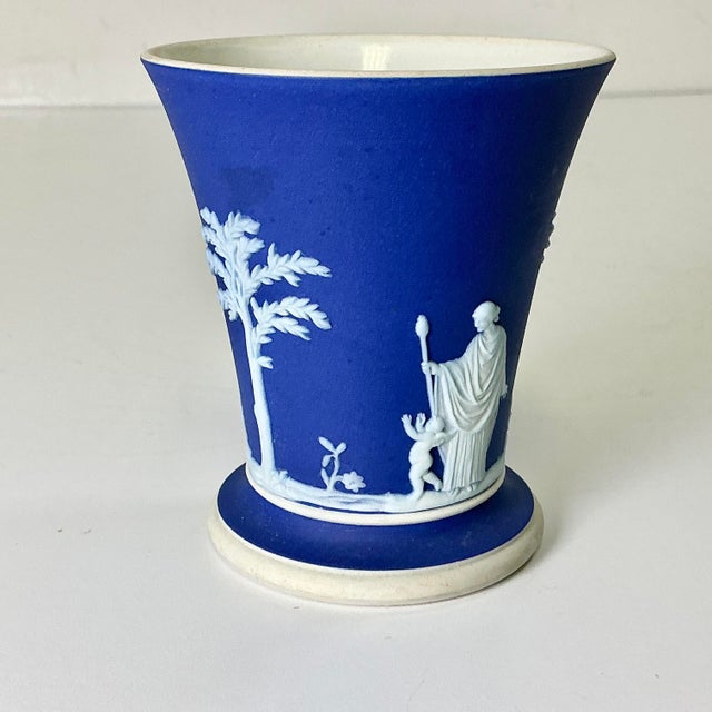 1950s Vintage Hellenistic Mediterranean Neoclassical English Wedgwood Jasperware Urn Vase. For Sale - Image 6 of 12