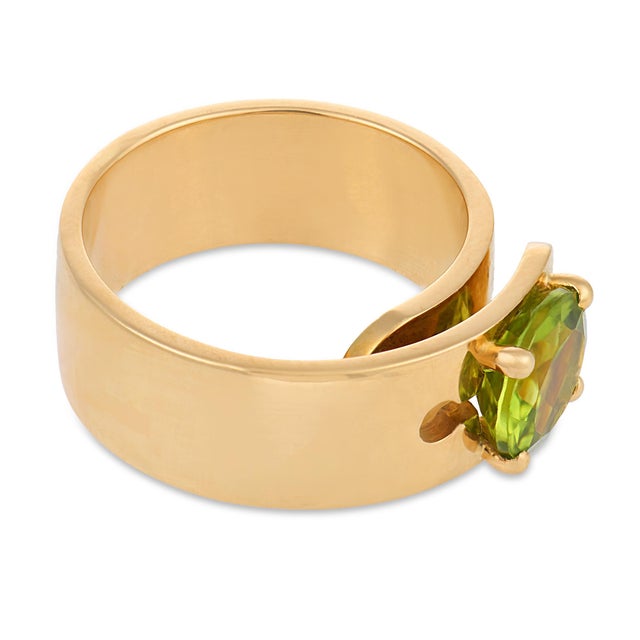 1990s Dinh Van French 1.85 Carat Peridot 18k Yellow Gold Buckle Ring, Size 6.75 For Sale - Image 4 of 7