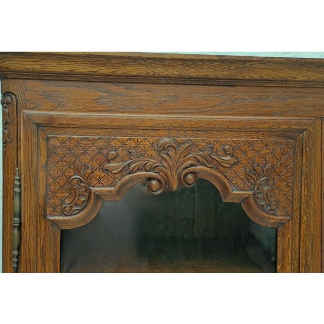 Antique 1900s French Tiger Oak Display Cabinet, Louis XV Style, Carved Glass Door Bookcase For Sale - Image 14 of 17