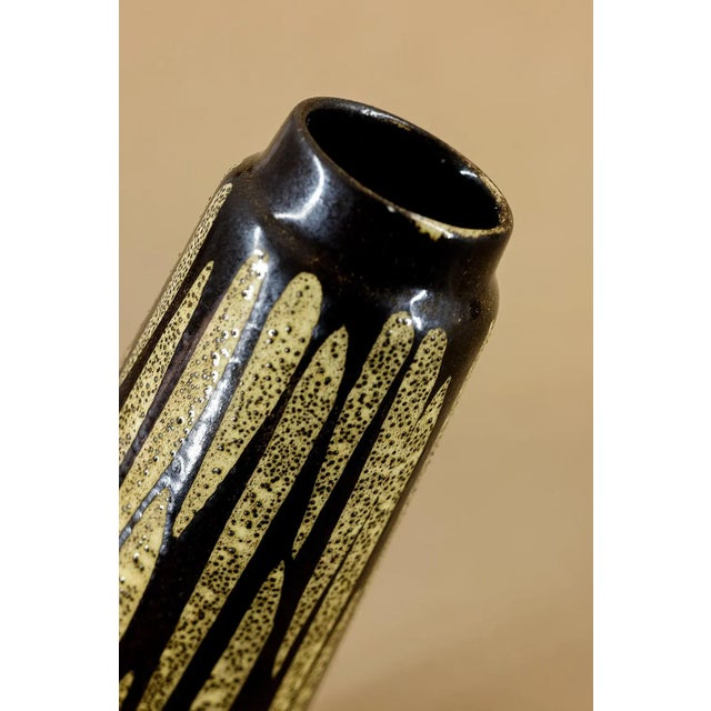 This beautiful sgraffito vase dates from the 1960s. It measures 3 cm in diameter at the opening. This piece has an...