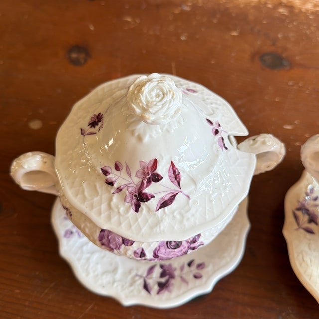 Ridgway Porcelain Pair of Antique Job Ridgway Cauldon Place Covered Sauce Tureens, Pattern B1154, Circa 1808-1814 For Sale - Image 4 of 12