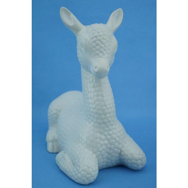 MEASUREMENTS: Height: 22.5 cm; Width: 22.5 cm; Depth: 11 cm; Weight: 1.033 kg Item : Large sculpture depicting a crouching...