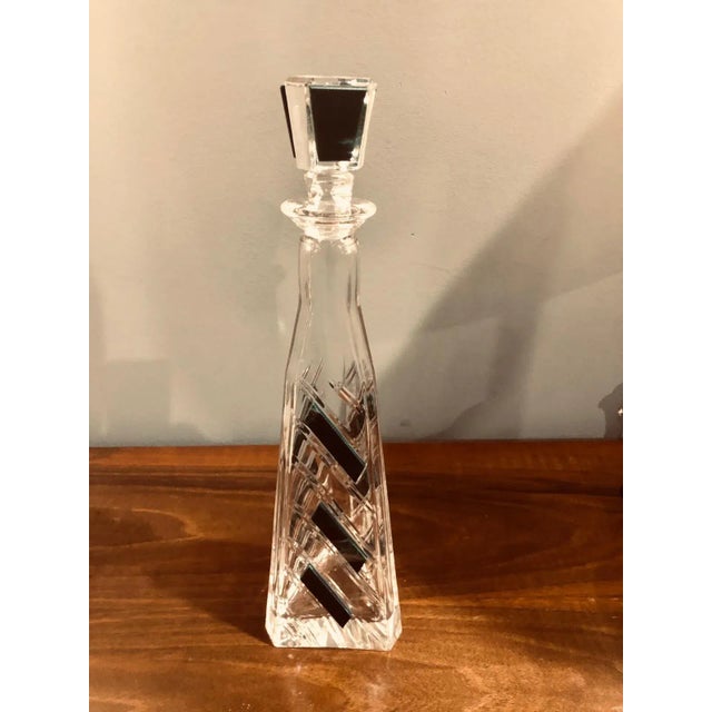 Amazing Art Deco liqueur bottle in ground crystal with geometric inserts in shades of dark green. Ideal item to furnish...