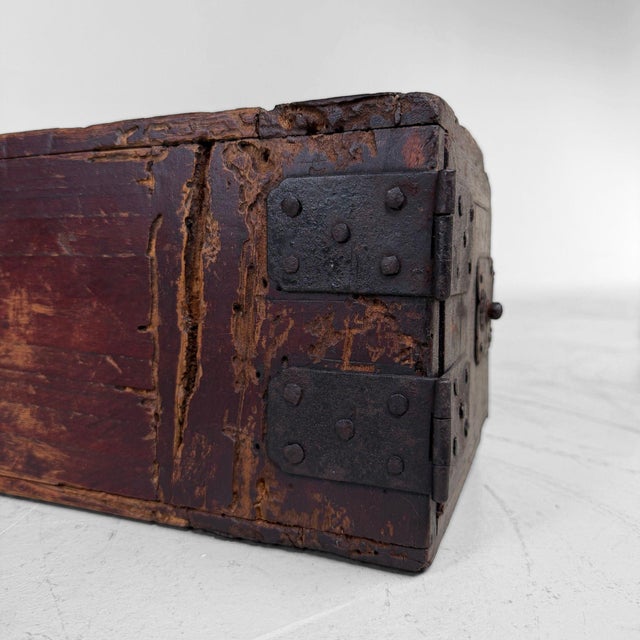 Antique Japanese long wooden storage chest, dating from circa 1890, Meiji period, Japan. Dimensions: height 16.5 cm, width...