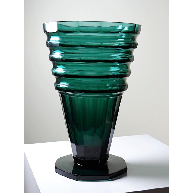 Large Antique Art Deco Vase in Cut Emerald Crystal, Bohemia, 1920s For Sale - Image 6 of 15