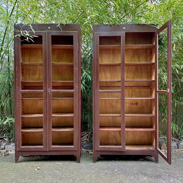 Italian Brown and Burgundy Lacquered Display Cabinets, 1890s, Set of 2 For Sale - Image 5 of 12