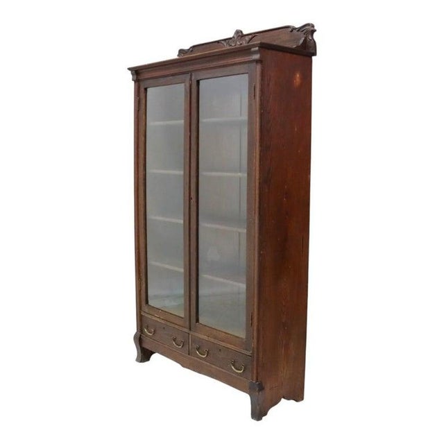 An antique Arts & Crafts period bookcase constructed in the manner of Horner, crafted from oak around 1920. This...