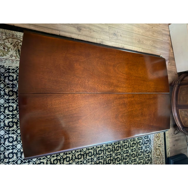 Vintage Drexel "Travis Court" Mahogany Drop-Leaf Dining Table No. 19635 – Includes 3 Leaves & Custom Protective Pads For Sale - Image 9 of 18