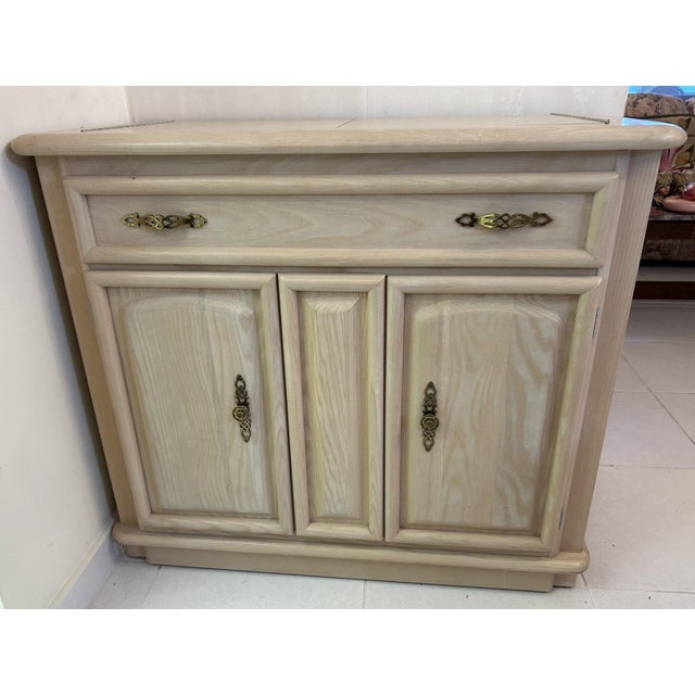 An exceptional mid-century style flip-top bar cabinet or buffet server by Broyhill Quality Furniture. Gorgeous and trendy...