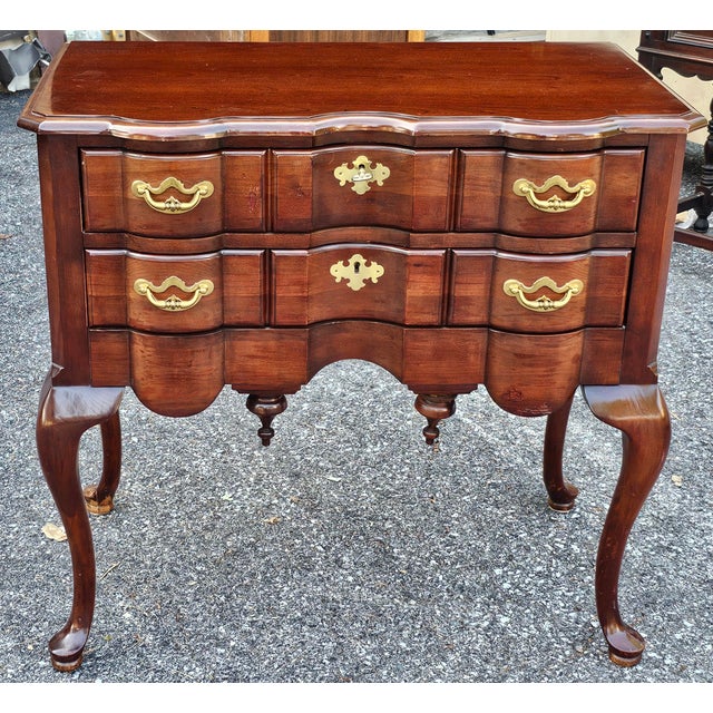 Queen Anne 1980s Thomasville Collector's Cherry Silver Anniversary Blockfront Lowboy For Sale - Image 3 of 12
