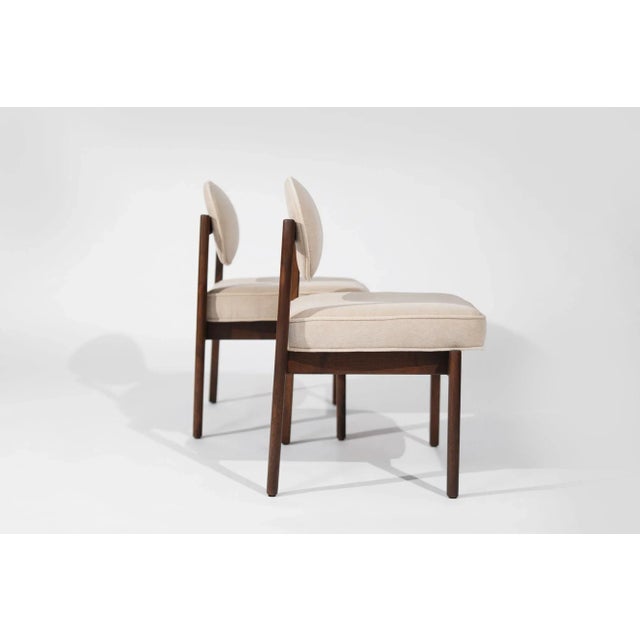 Jens Risom Set of 2 Walnut Side Chairs by Jens Risom in Natural Mohair, Circa 1950s For Sale - Image 4 of 11