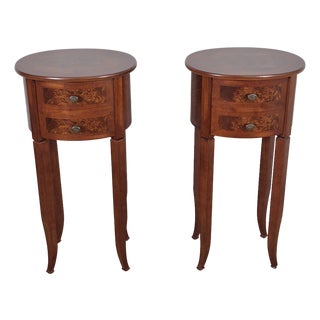 2000s Petite Oval Cherry & Burl Wood Inlay Traditional Side Tables Nightstands W/ Single Drawers, a Pair For Sale