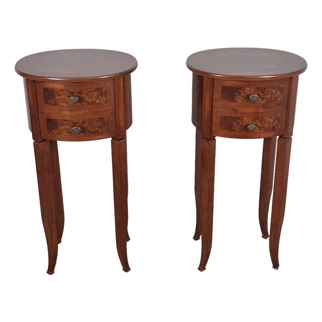 2000s Petite Oval Cherry & Burl Wood Inlay Traditional Side Tables Nightstands W/ Single Drawers, a Pair For Sale