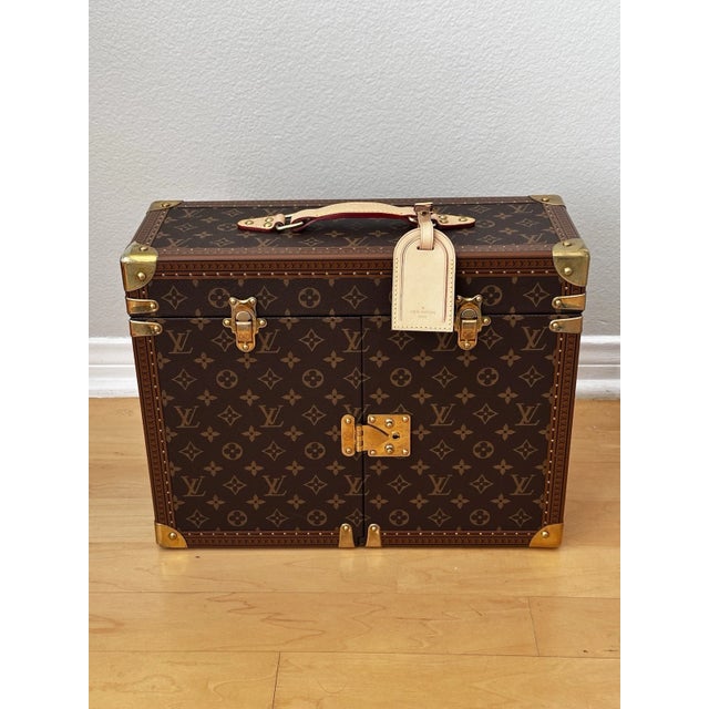This listing is for a preowned Louis Vuitton Boite Lunettes Sunglass Trunk. Like new condition! The pink Interior has zero...