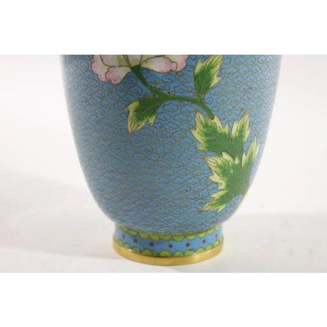 A Pair of Antique Chinese Cloisonne Vases - For Sale - Image 10 of 12