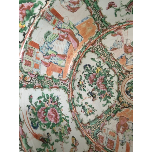 Large 19th Century Rose Medallion Rimmed Basin For Sale - Image 4 of 12