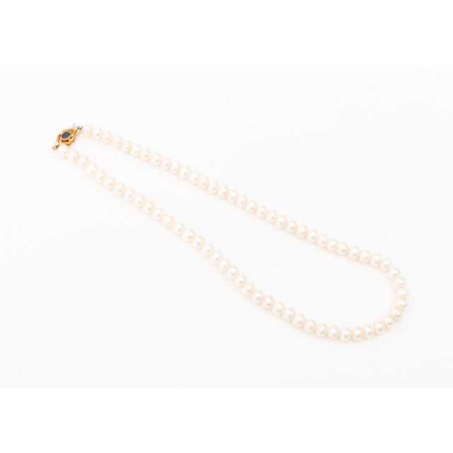 Classic Freshwater Pearl 18k Yellow Gold Sapphire and Diamond Necklace For Sale - Image 4 of 8