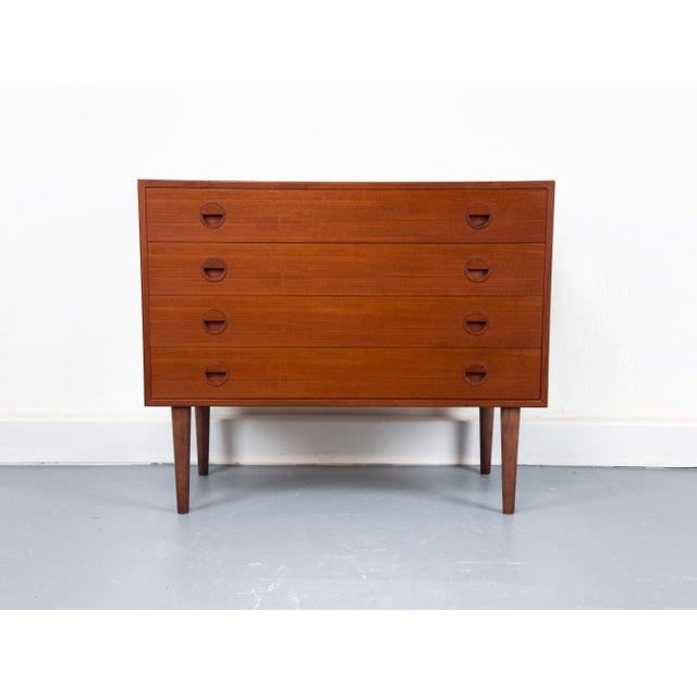 High-quality, compact teak chest of drawers with four drawers and beautifully crafted handles. a very elegant, timelessly...