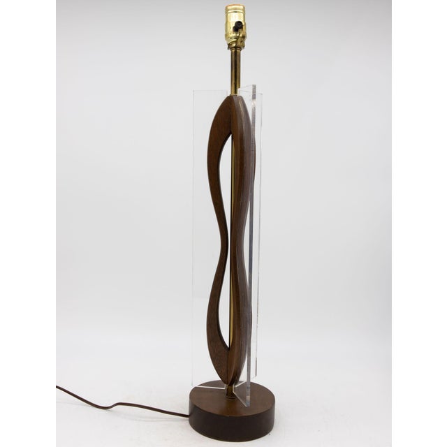 MId Century Modern Wood and Lucite Table Lamp, American Mid 20th C. For Sale In New York - Image 6 of 10