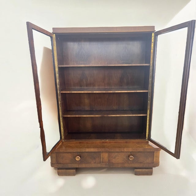 Art Deco Display Cabinet in Walnut with Clear Lines, 1930s For Sale - Image 4 of 16