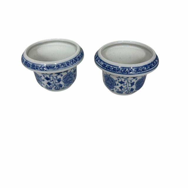 Vintage pair of blue and white miniature chinoiserie planters. Great for catchalls, toothpick holders, matches and other...