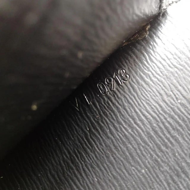 A 1993 Vintage Louis Vuitton Black Epi Leather Capucines Shoulder Bag For Sale - Image 6 of 15