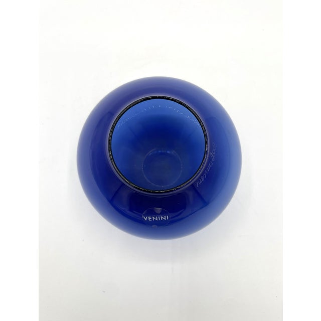 A very pretty blue venini vase, ideal as a gift. it has no defects. It features a pointed signature and was made in 2009....