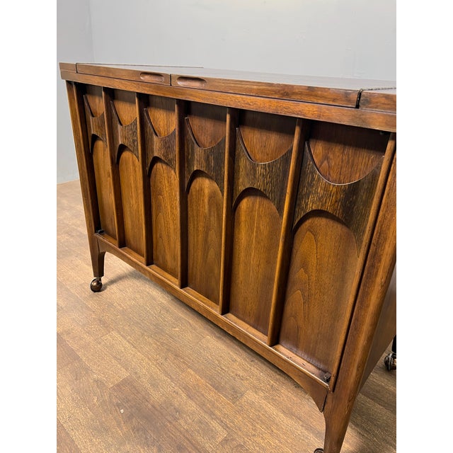 Kent Coffey Mid-Century Modern Bar / Drinks Serving Cart With Expandable Top For Sale - Image 11 of 12