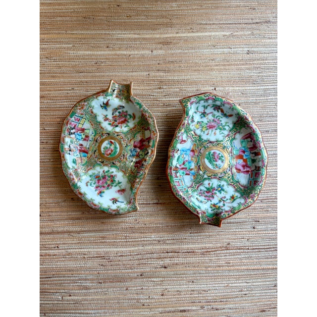 Pair of 19th Century Chinese Export Rose Medallion Porcelain Shrimp Dishes For Sale In Houston - Image 6 of 10