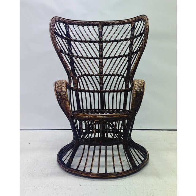 This vintage rattan peacock chair is a true eye-catcher. with its organic shapes and open woven backrest, it exudes a...
