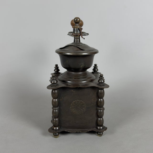 A magnificent and heavy collectible manual coffee grinder (or grinder) dating back to the 20th century. A piece of the...