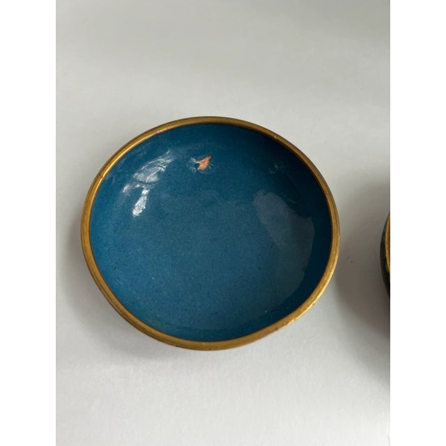 Chinoiserie Round Black Enamel Cloisonné Box With Cherry Blossoms For Sale - Image 3 of 5