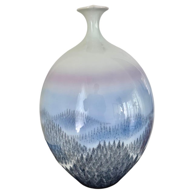 A tall and elegant Japanese porcelain vase by Fujii Shumei (1936–2017) circa late 20th century. Working from Arita in Saga...