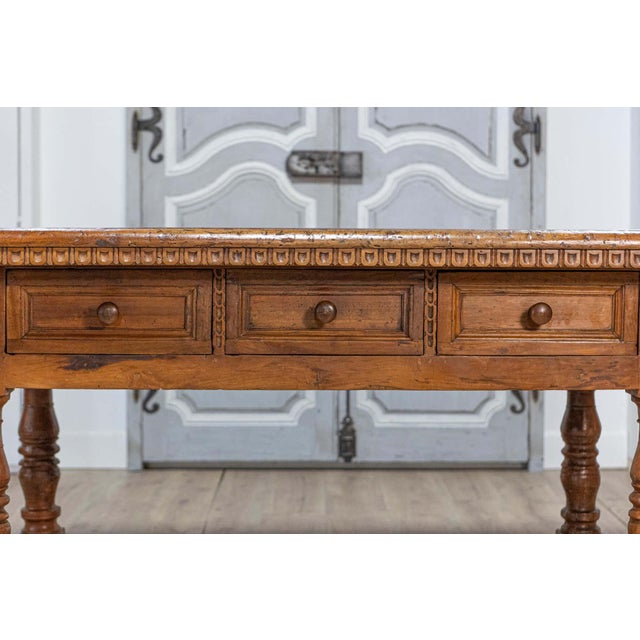 Tuscan 1790s Walnut Refectory Table with Carved Scoop Motifs and Turned Legs For Sale - Image 15 of 18