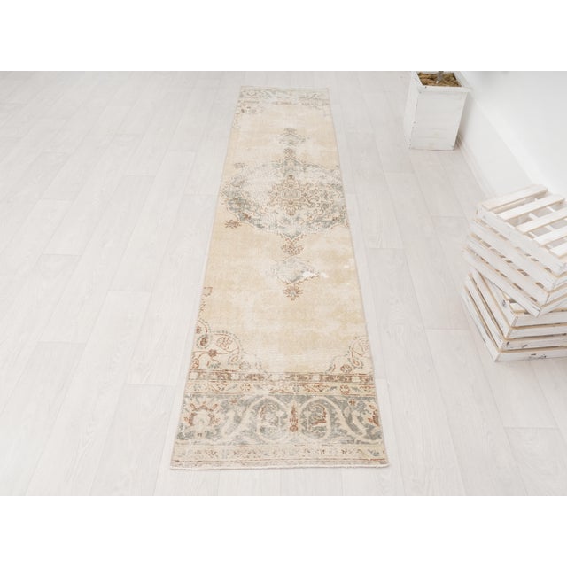 1970 Vintage Turkish Runner Rug, Muted Beige Hallway Runner For Sale - Image 4 of 8