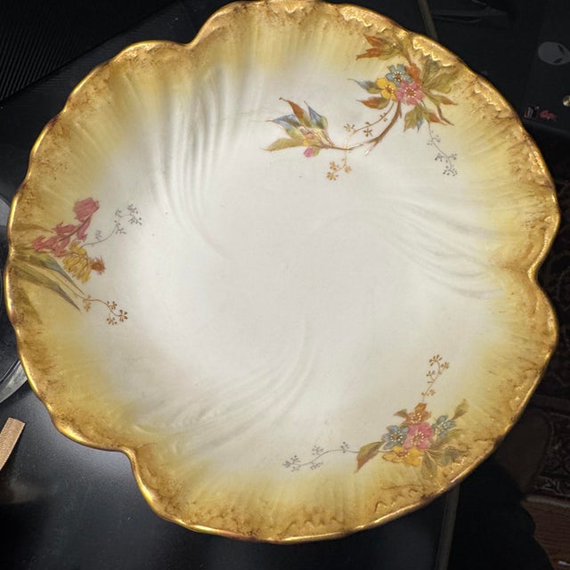 Limoges, France 1890s French Martial Redon Limoges Gilt Floral Scalloped Bowl For Sale - Image 4 of 6